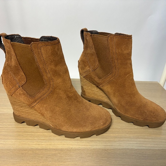 Sorel Suede Wedge Chelsea Boots - Picture 1 of 7